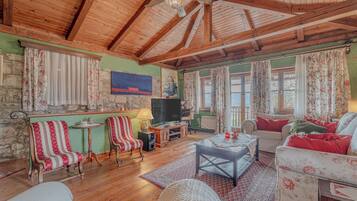 Casa familiar, 3 habitaciones (Holiday Home Rozina) | Área de sala de estar | Televisión de pantalla plana