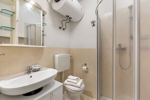 Dusche, Haartrockner, Bidet, Handtücher