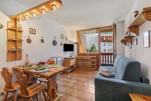 Standard Apartment, Multiple Bedrooms (Studio Valleverde 11D Ski In Ski Out) | Living area | 21-inch TV with cable channels - Studio Valleverde 11D Ski In Ski Out (Sestriere)