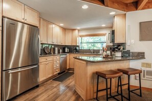 Fridge, microwave, oven, stovetop - Powder + Pines: Cozy Loft Retreat at Snowflower (Mammoth Lakes)
