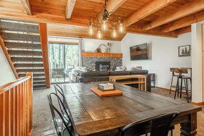 Smart TV, fireplace - Powder + Pines: Cozy Loft Retreat at Snowflower (Mammoth Lakes)