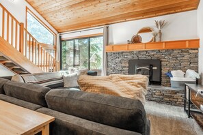 Smart TV, fireplace - Powder + Pines: Cozy Loft Retreat at Snowflower (Mammoth Lakes)