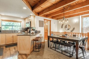 Dining - Powder + Pines: Cozy Loft Retreat at Snowflower (Mammoth Lakes)