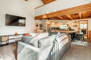 Smart TV, fireplace - Powder + Pines: Cozy Loft Retreat at Snowflower (Mammoth Lakes)