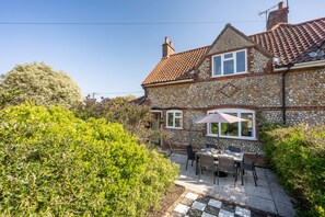 Outdoor dining - Fairstead Cottage, Holt, Norfolk (Holt)