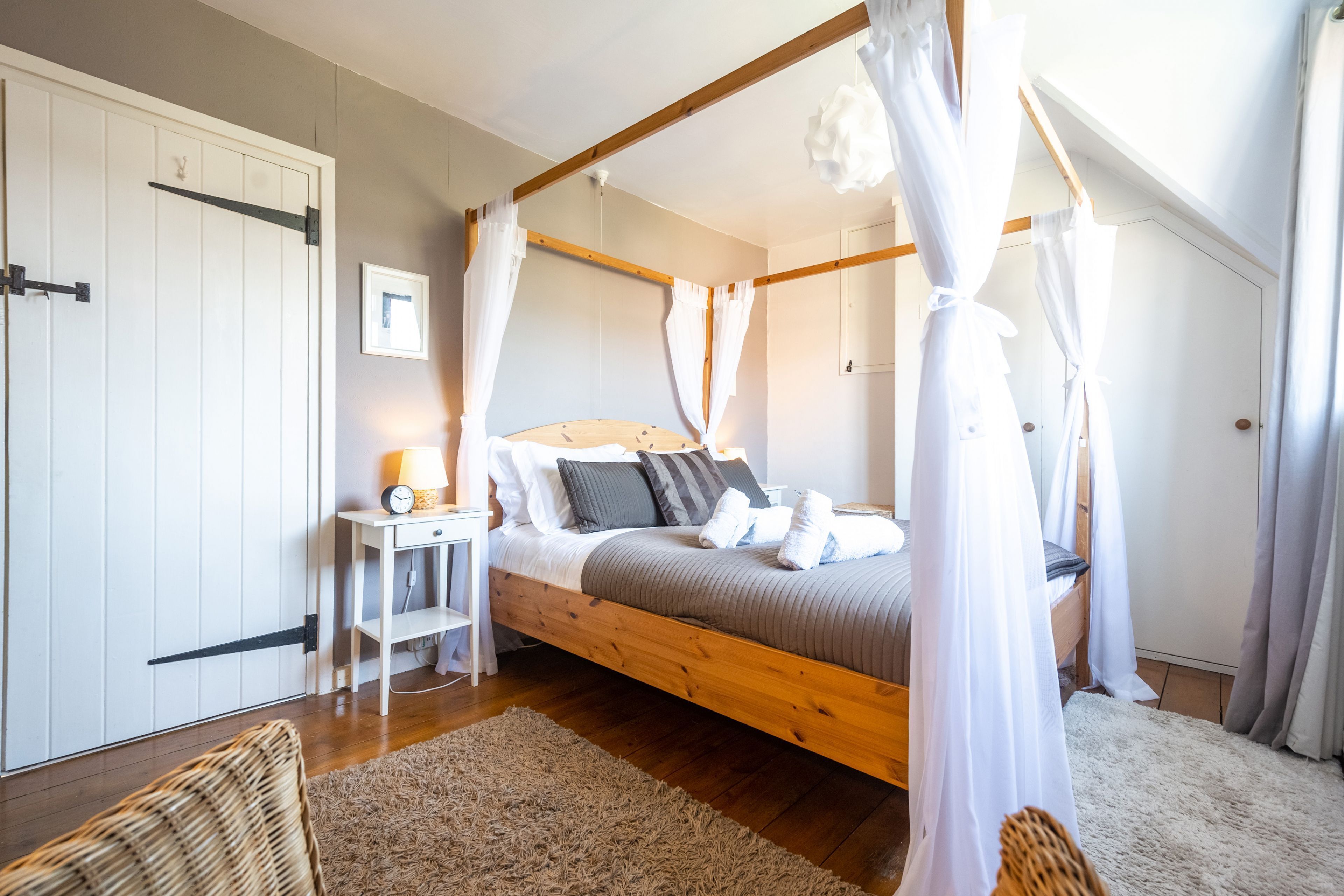 3 bedrooms, iron/ironing board, WiFi (free), bed sheets