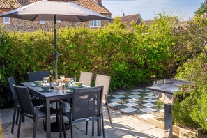Outdoor dining - Fairstead Cottage, Holt, Norfolk (Holt)
