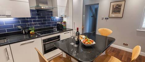 Refrigerador, microondas, horno, lavavajillas