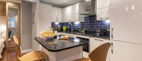 Réfrigérateur, micro-ondes, four, lave-vaisselle