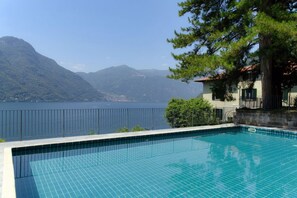 A swimming pool with a view of a lake and mountains. - Silken Escape - MyHomeinComo (Nesso)