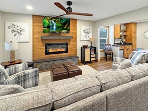 Smart TV, fireplace, ping pong, books - Spacious 4BR Innsbruck Golf Retreat – Resort Amenities & Near Downtown Helen (Helen)