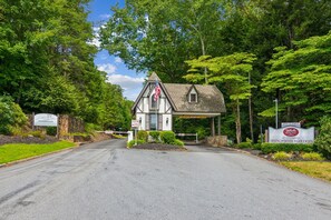 Exterior - Spacious 4BR Innsbruck Golf Retreat – Resort Amenities & Near Downtown Helen (Helen)