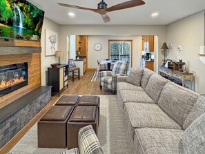 Smart TV, fireplace, ping pong, books - Spacious 4BR Innsbruck Golf Retreat – Resort Amenities & Near Downtown Helen (Helen)
