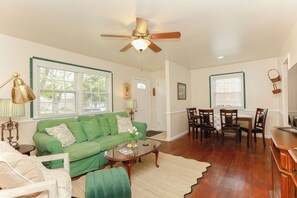 Living area - Adorable pet-friendly fenced home in Hampton! Welcome to Redheart Cottage <3 (Hampton)