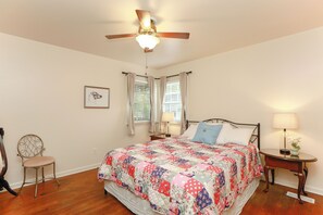 3 bedrooms, iron/ironing board, WiFi, bed sheets - Adorable pet-friendly fenced home in Hampton! Welcome to Redheart Cottage <3 (Hampton)