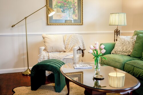 Adorable pet-friendly fenced home in Hampton! Welcome to Redheart Cottage <3