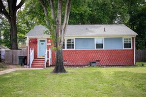 Exterior - Adorable pet-friendly fenced home in Hampton! Welcome to Redheart Cottage <3 (Hampton)