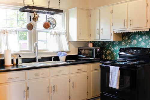 Adorable pet-friendly fenced home in Hampton! Welcome to Redheart Cottage <3