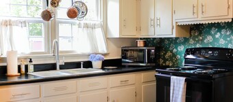 Adorable pet-friendly fenced home in Hampton! Welcome to Redheart Cottage <3