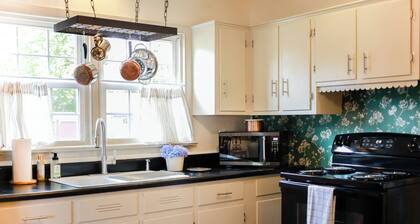 Adorable pet-friendly fenced home in Hampton! Welcome to Redheart Cottage <3