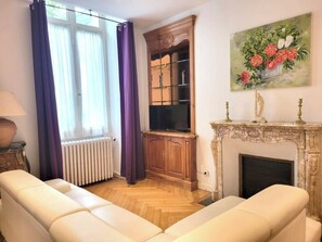 Télévision, cheminée