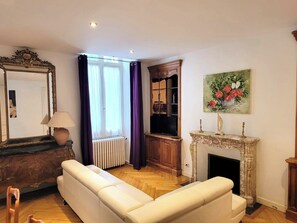 Een televisie en een open haard