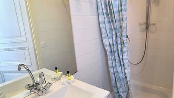 SĂšche-cheveux, serviettes fournies, savon, papier toilette