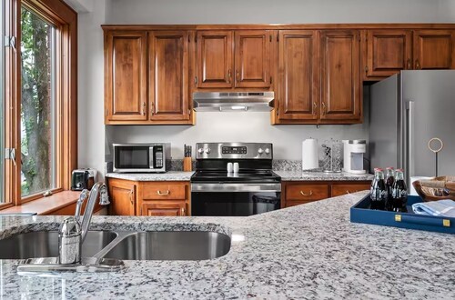 1920's River View Gem w/Parking: Walk to Downtown Arts, Dining, and UTC