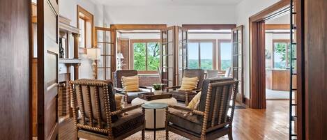 المنشأة من الداخل