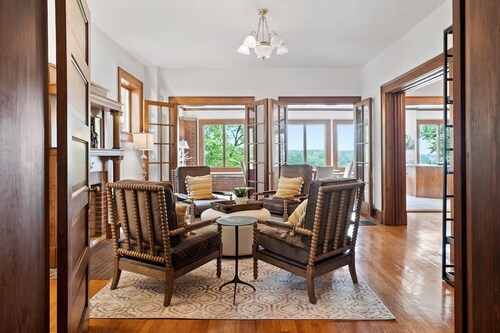 1920's River View Gem w/Parking: Walk to Downtown Arts, Dining, and UTC