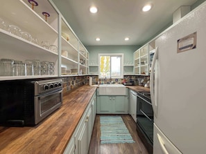 Jääkaappi, mikroaaltouuni, uuni, liesi