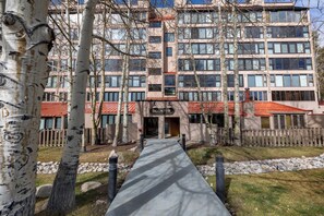 Exterior - Spacious 4-Bedroom in Keystone-Walk to lifts! (Keystone)