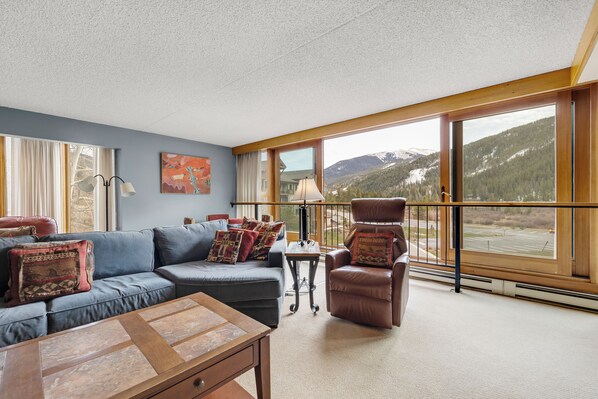 TV, fireplace - Spacious 4-Bedroom in Keystone-Walk to lifts! (Keystone)