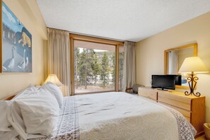 4 bedrooms, Internet, bed sheets - Spacious 4-Bedroom in Keystone-Walk to lifts! (Keystone)