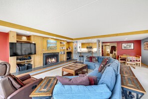 TV, fireplace - Spacious 4-Bedroom in Keystone-Walk to lifts! (Keystone)