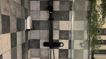 Een douche, een haardroger, handdoeken, zeep