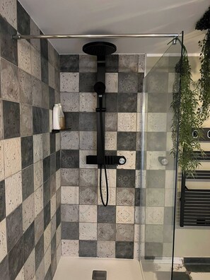 Douche, sèche-cheveux, serviettes fournies, savon