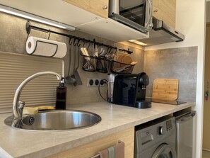 Microwave, stovetop - Air-conditioned studio 400 m from the beach, private parking, La Favière (Bormes-les-Mimosas)