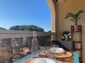 Outdoor dining - Air-conditioned studio 400 m from the beach, private parking, La Favière (Bormes-les-Mimosas)