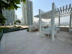 Outdoor dining - Infinity Pool & Beach Access l 1 Bed in Beach Vista (Emaar Beachfront)