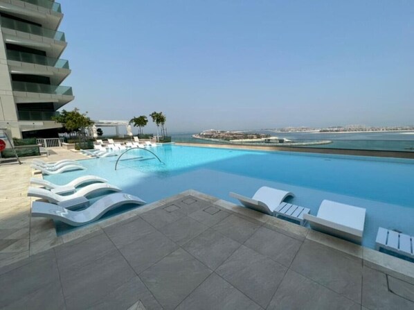 Pool - Infinity Pool & Beach Access l 1 Bed in Beach Vista (Emaar Beachfront)
