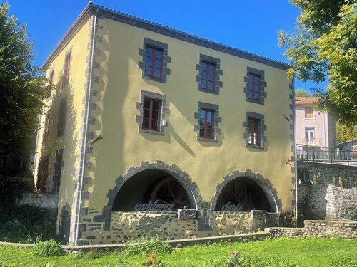 Spacious & comfortable house with garage