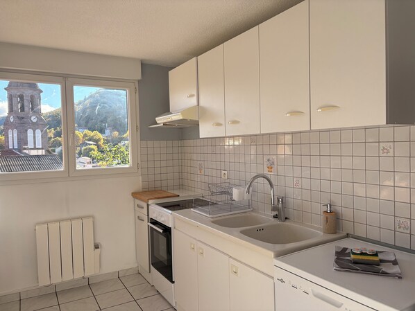 Private kitchen - House with large garage in the heart of the Auvergne. (Sayat)