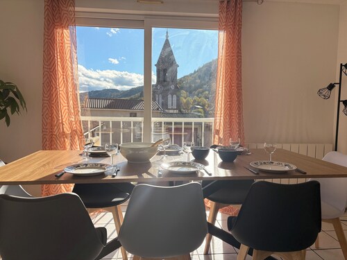 Maison avec grand garage en plein coeur de l'Auvergne.