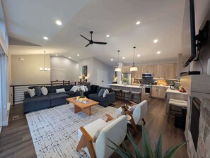 Una televisión, una chimenea, un reproductor de DVD