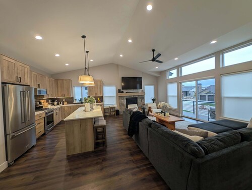 New home & furnishings, 4BR 4Bath, View, Amenities