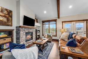 Smart TV y chimenea 