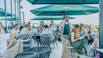 屋外ダイニングエリア