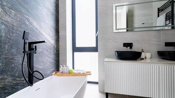 ヘアドライヤー、タオル、石鹸、トイレットペーパー