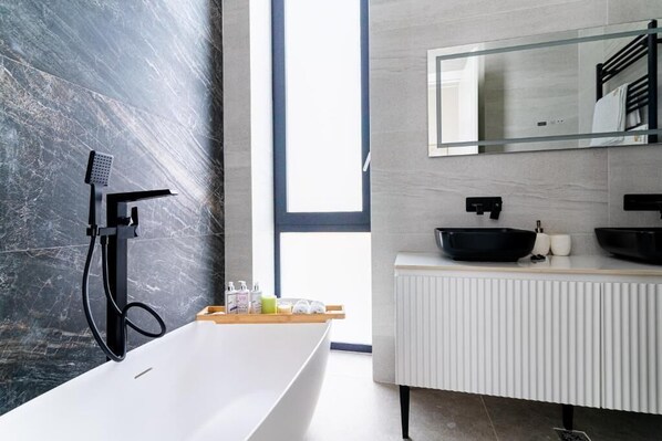 Hiustenkuivaaja, pyyhkeet, saippua, vessapaperi